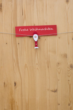 一个圣诞节男人。与衣服挂钩绳木和德国文本为快乐圣诞节