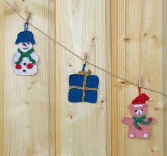 几个钩针编织的圣诞节衣架绳木背景