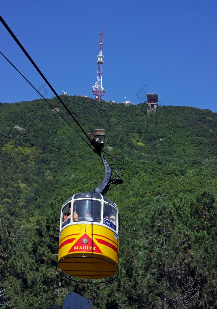 皮亚季戈尔斯克俄罗斯9月黄色的电缆车与游客皮亚季戈尔斯克北部高加索地区俄罗斯