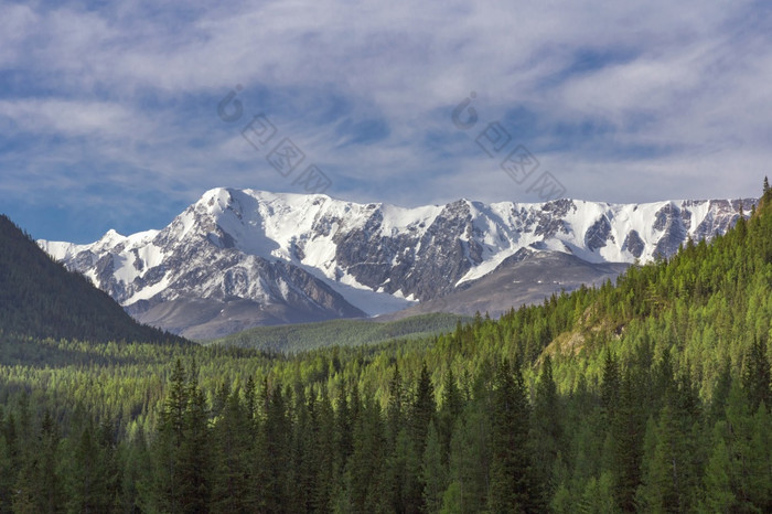 美丽的冬天景观与雪覆盖山山峰美丽的冬天景观与雪覆盖山山峰