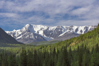 美丽的冬天景观与雪覆盖山山峰美丽的冬天景观与雪覆盖山山峰