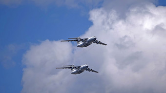 莫斯科俄罗斯五月阿维亚游行莫斯科伊尔断续器多用途四引擎战略空运飞的天空游行胜利世界战争莫斯科俄罗斯