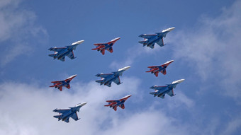 莫斯科俄罗斯五月阿维亚游行莫斯科集团飞机战斗机飞机我-和苏-的天空游行胜利世界战争莫斯科俄罗斯