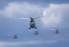莫斯科俄罗斯五月阿维亚游行莫斯科我——和me-amtk直升机飞的天空游行胜利世界战争莫斯科俄罗斯