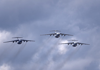 莫斯科俄罗斯五月阿维亚游行莫斯科伊尔断续器多用途四引擎战略空运飞的天空游行胜利世界战争莫斯科俄罗斯