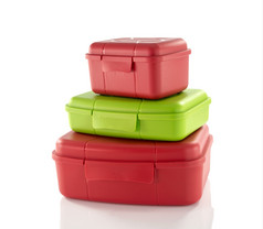 堆栈红色的而且绿色午餐盒里isolted白色
