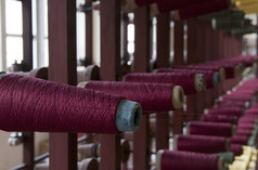 老织机与粉红色的红色的棉花