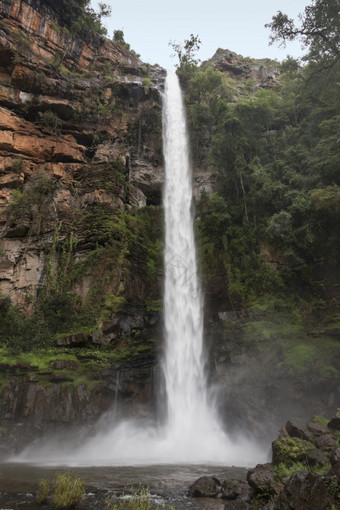 孤独的溪瀑布瀑布附近萨比的区域<strong>雾霾</strong>景观南非洲