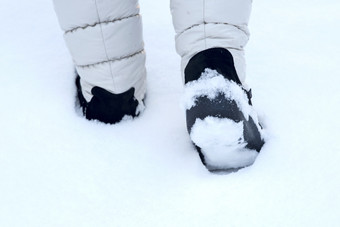 雪地靴的冬天雪