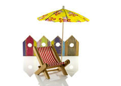 黄色的海滩伞与椅子而且木海滩房子