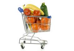 购物车与新鲜的水果香蕉橙子而且红色的tomatoand绿色gourgette