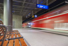 高速度红色的火车穿越trainstation柏林德国