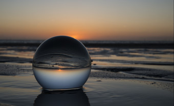 日落的海滩捕获玻璃<strong>水晶球</strong>