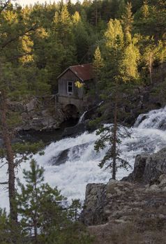 老木房子附近瀑布挪威附近的约顿海门国家公园leira村