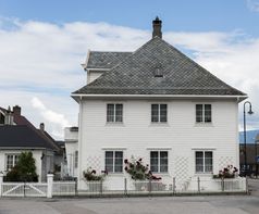 典型的木房子白色的村维克挪威的Sognefjord
