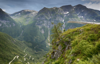 的视图高拉尔山一个的伟大的查看平台那提供了壮观的视图沿着的国家旅游路gaularfjelletwith发夹路到达