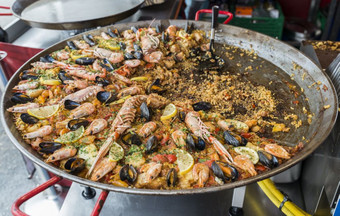 大锅与鱼西班牙海鲜饭食物加热火为游客买和吃卑尔根挪威