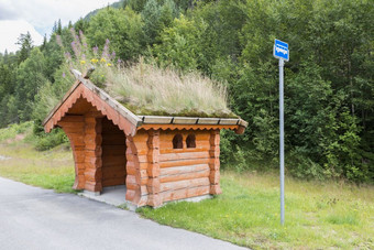 公共<strong>汽车</strong>停止的一边的路的国家一边挪威的雄伟的山景观峡湾挪威与木公共<strong>汽车</strong>停止传统的木公共<strong>汽车</strong>停止与草覆盖屋顶传统的公共<strong>汽车</strong>停止挪威