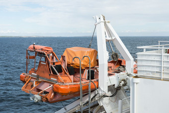 橙色和白色救生艇巡航船的海救生艇巡航船的海
