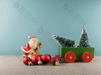 木<strong>车</strong>与红色的轮子和绿色树<strong>圣诞</strong>节球和<strong>圣诞</strong>老人老人为<strong>圣诞</strong>节<strong>圣诞</strong>节卡与<strong>车</strong>和树与<strong>圣诞</strong>老人老人