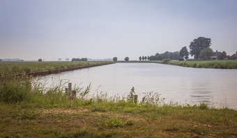 景观荷兰的河埃姆与树的horzion和草前景景观与水树和地平线景观与水树和地平线
