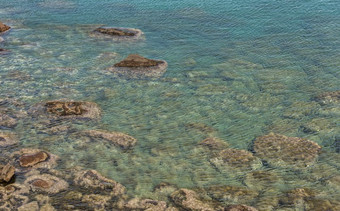 清晰的水的海轮撒丁岛岛与岩石和石头清晰的水与岩石