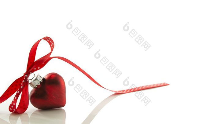 红色的心为圣诞节与弓红色的丝带孤立的白色丝带红色的心为圣诞节与弓红色的丝带