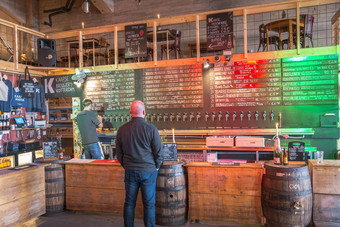 鹿特丹荷兰11月-男人。等待为他的啤酒的啤酒房间与巨大的量啤酒利用这酒吧有的最大量啤酒鹿特丹男人。和他的啤酒