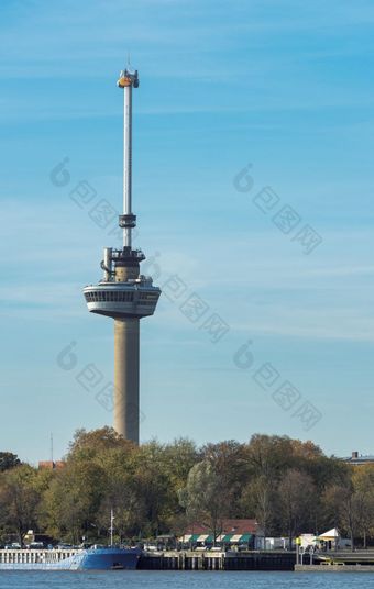 的欧洲桅杆塔鹿特丹荷兰的塔米高和有餐厅和的观点的欧洲桅杆塔鹿特丹
