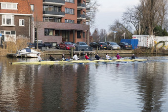 鹿特丹荷兰12月- - -八个与伴侣划船船在的航线鹿特丹的荷兰的航线河鹿特丹在哪里划船团队火车的划船体育八个人划船宝特