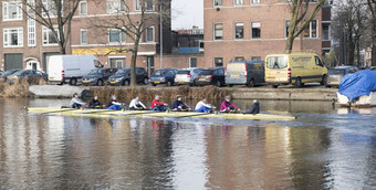 鹿特丹荷兰12月- - -八个与伴侣划船船在的<strong>航线</strong>鹿特丹的荷兰的<strong>航线</strong>河鹿特丹在哪里划船团队火车的划船体育八个人划船宝特