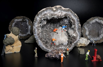 小木偶忙与洞穴探索矿业与不错的晶体和晶洞石头从数百万年老小木偶忙与洞穴探索