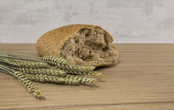 小麦面包和冲击小麦木背景小麦面包和冲击小麦