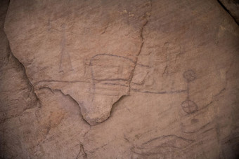 的脸的外部岩石几十个岩石图纸可以见过大多数的图纸是动物羱羊和鸵鸟鹿和猎人的岩石周围是矿业孔和隧道
