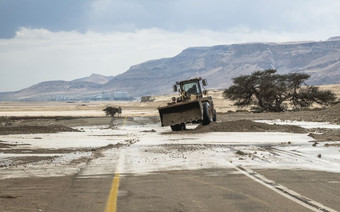 的主要路以色列附近Masada阻塞<strong>洪水</strong>和泥的路去从埃拉特耶路撒冷<strong>洪水</strong>和泥的路线以色列