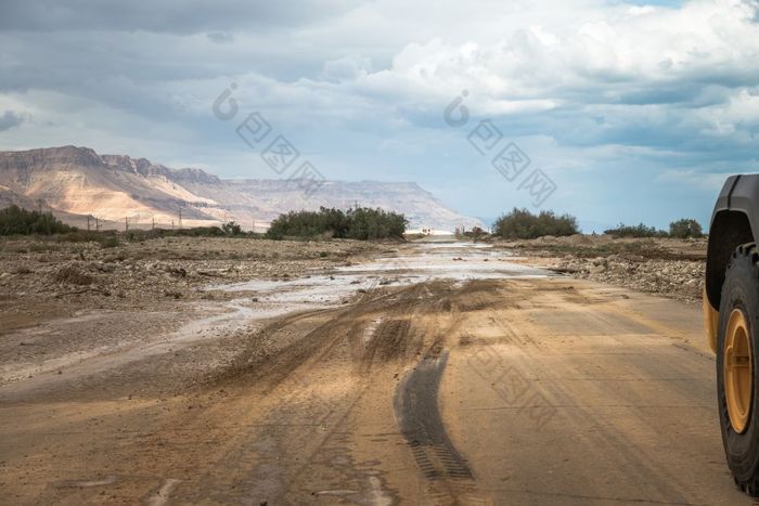 的主要路以色列附近Masada阻塞洪水和泥的路去从埃拉特耶路撒冷洪水和泥的路线以色列