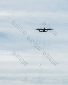 让我9月-的达科他和赫拉克勒斯飞机是接近的欧石南为下降的伞兵的场合操作airborn纪念市场花园