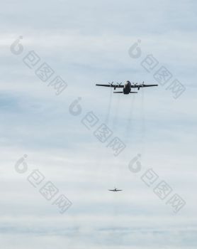 让我9月-的达科他和赫拉克勒斯飞机是接近的欧石南为下降的伞兵的<strong>场合</strong>操作airborn纪念市场花园