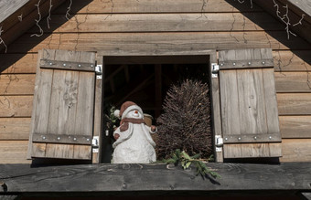 装饰雪人与他看出的窗口木房子