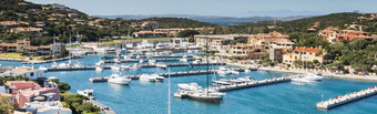 船的港港口伺服的独家村撒丁岛在哪里的夏天的丰富的和著名的有他们的假期港港口伺服