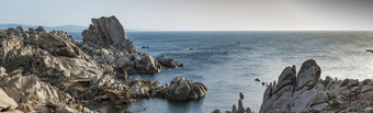 投诉 警察 课测试特蕾莎修女加卢拉与岩石和蓝色的海的意大利岛撒丁岛岩石和海帕拉克撒丁岛岛