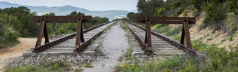 缓冲的<strong>结束</strong>铁路跟踪撒丁岛附近戈尔福阿兰奇意大利缓冲的<strong>结束</strong>的铁路从olbia戈尔福阿兰奇