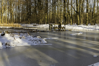 混凝土实验室测试设备的中间人工湖是回来的天使用为发展中的δ作品的六十年代冬天与雪的水润灌木
