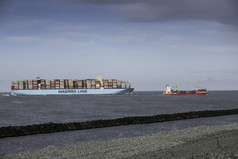 鹿特丹荷兰3月-的容器船马士基塞拉莱和小船的入口网状平原港口鹿特丹