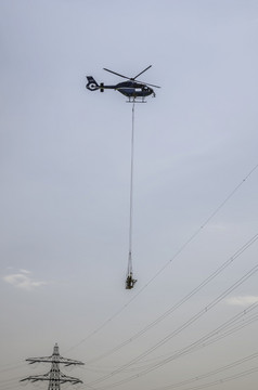 阿本布鲁克荷兰两个但检查权力行高的天空的桅杆使用篮子附加直升机检查权力行的天空