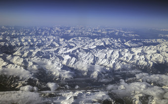 空中照片使从飞机的雪山以上瑞士与蓝色的天空和白色雪白色雪的山瑞士