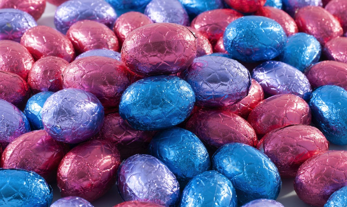 背景巧克力复活节鸡蛋红色的和蓝色的