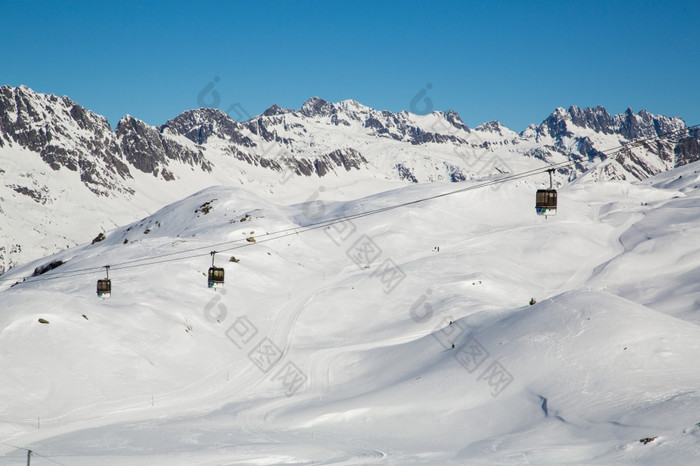 的阿尔卑斯于兹滑雪域的法国阿尔卑斯山脉