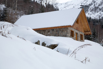 的小木屋冬天的小木屋覆盖与雪的法国阿尔卑斯山脉