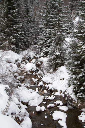 阿尔卑斯山脉冬天的阿尔卑斯于兹滑雪域的法国阿尔卑斯山脉